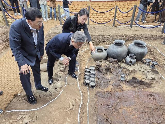 허민 국가유산청청장(가운데)과 주낙영 경주시장(왼쪽)이 경주 황남동 1호 목곽묘의 갑옷과 마갑 출토 현장을 살피고 있다. 강시일기자
