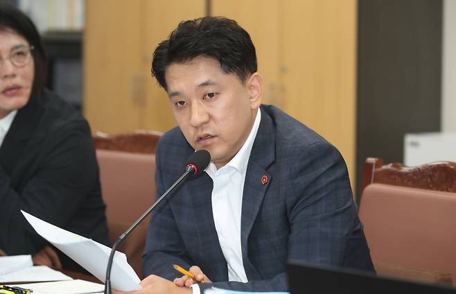 제주도의회 농수축경제위원회 소속 한권 의원(더불어민주당·일도1·이도·건입동)이 20일 행정사무감사에서 질의하고 있다.