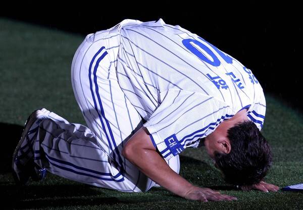 은퇴식에서 삼성 팬들을 향해 큰절을 올리는 양준혁. (사진=삼성)