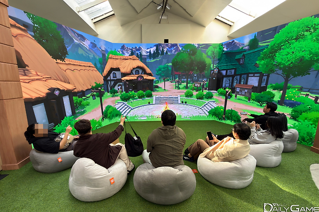 각 마을 장작불을 바라보며 휴식을 취할 수 있는 공간도 준비됐다.