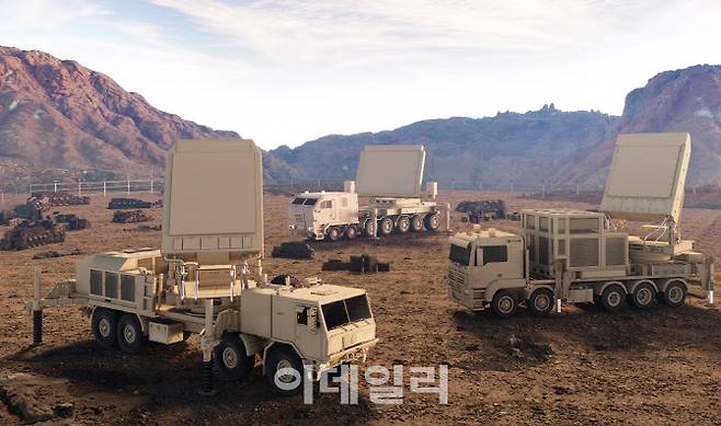 방공솔루션인 중거리 지대공 유도무기체계 다기능레이다(왼쪽부터), 장거리 지대공 유도무기체계 다기능레이다, 장사정포요격체계 다기능레이다 (사진=한화시스템)