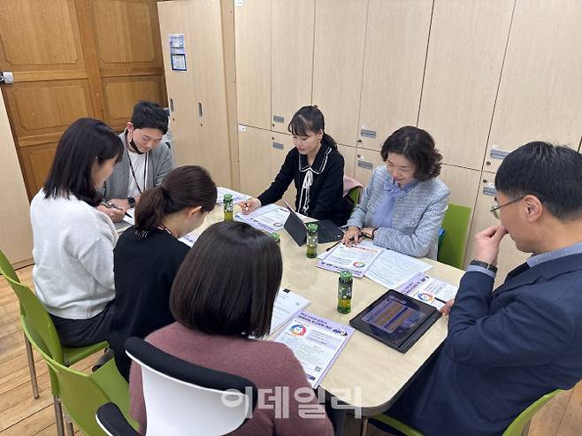 경기도교육청이 학교 업무환경 개선 분야에 학교 구성원의 목소리를 적극 수렴하고자 운영한 ‘학교 현장 방문 소통 집중 기간’ 중 교육지원청 관계자들이 일선 학교의 의견을 청취하고 있다.(사진=경기도교육청)