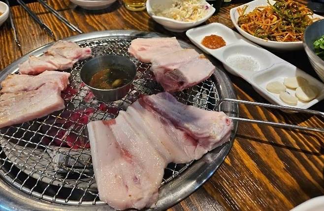 (논란이 됐던 제주지역 또 다른 업소의 비곗덩어리 삼겹살. 보배드림 갈무리)