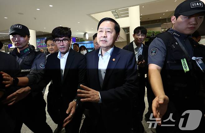 한미 관세협상 후속 논의를 위해 미국 워싱턴DC를 찾아 막판 협상을 벌이고 돌아온 구윤철 경제부총리 겸 기획재정부 장관이 19일 오후 인천국제공항 제2터미널을 통해 귀국하며 이동하고 있다. 2025.10.19/뉴스1 ⓒ News1 김민지 기자