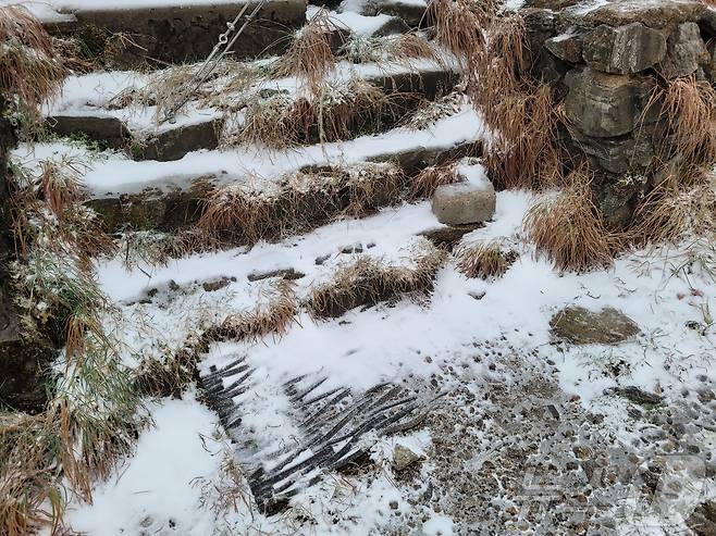 20일 오전 설악산 고지대에 올해 첫눈이 관측됐다. 올해 설악산 첫눈은 지난해(10월 19일)보다 하루 늦고 2023년(10월 21일)보다 1일 빠른 것이다.(설악산국립공원사무소 제공, 재판매 및 DB 금지) 2025.10.20/뉴스1 ⓒ News1 윤왕근 기자