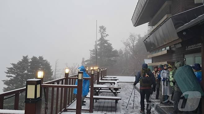 20일 오전 설악산 고지대에 올해 첫눈이 관측됐다. 올해 설악산 첫눈은 지난해(10월 19일)보다 하루 늦고 2023년(10월 21일)보다 1일 빠른 것이다.(설악산국립공원사무소 제공, 재판매 및 DB 금지) 2025.10.20/뉴스1 ⓒ News1 윤왕근 기자