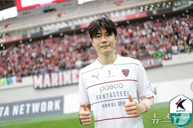 이젠 포항의 선수가 된 기성용은, 포항 팬들과 동료들에 대한 감사도 잊지 않았다. (한국프로축구연맹 제공)