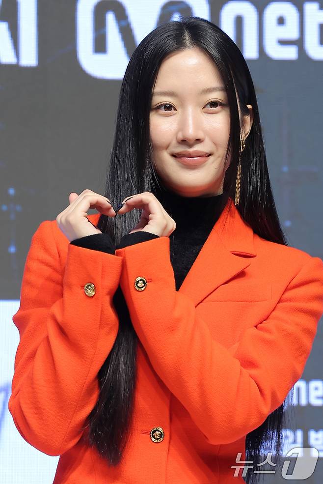 배우 문가영이 20일 오전 서울 강남구 엘리에나호텔에서 열린 Mnet '스틸하트클럽' 제작발표회에 참석해 포즈를 취하고 있다. ‘스틸하트클럽'은 기타, 드럼, 베이스, 보컬, 키보드 각 포지션별 개인 참가자들이 청춘의 낭만과 날 것의 감성, 무대 위 본능을 무기로 ‘최후의 헤드라이너 밴드’를 결성하기 위해 치열한 경쟁을 펼치는 글로벌 밴드 메이킹 프로젝트다. 2025.10.20/뉴스1 ⓒ News1 권현진 기자