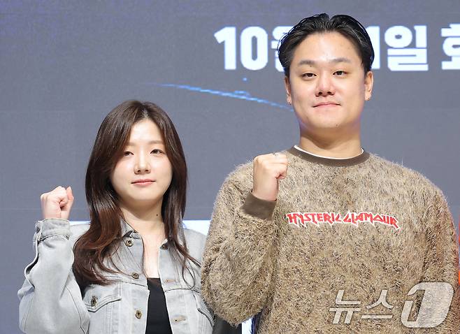 김은미 PD와 이형진 PD(오른쪽)가 20일 오전 서울 강남구 엘리에나호텔에서 열린 Mnet '스틸하트클럽' 제작발표회에 참석해 포즈를 취하고 있다. ‘스틸하트클럽'은 기타, 드럼, 베이스, 보컬, 키보드 각 포지션별 개인 참가자들이 청춘의 낭만과 날 것의 감성, 무대 위 본능을 무기로 ‘최후의 헤드라이너 밴드’를 결성하기 위해 치열한 경쟁을 펼치는 글로벌 밴드 메이킹 프로젝트다. 2025.10.20/뉴스1 ⓒ News1 권현진 기자