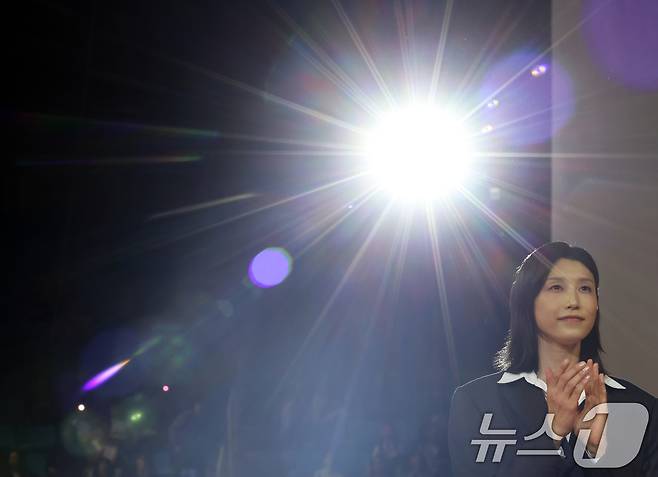 김연경이 18일 인천 부평구 삼산월드체육관에서 열린 프로배구 진에어 2025-2026 V리그 여자부 흥국생명과 정관장의 개막 경기 후 열린 은퇴식에서 팬들과 인사를 하고 있다. 2025.10.18/뉴스1 ⓒ News1 김명섭 기자