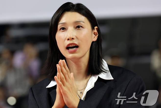 김연경이 18일 인천 부평구 삼산월드체육관에서 열린 프로배구 진에어 2025-2026 V리그 여자부 흥국생명과 정관장의 개막 경기 후 열린 은퇴식에서 팬들에게 인사를 하고 있다. 2025.10.18/뉴스1 ⓒ News1 김명섭 기자