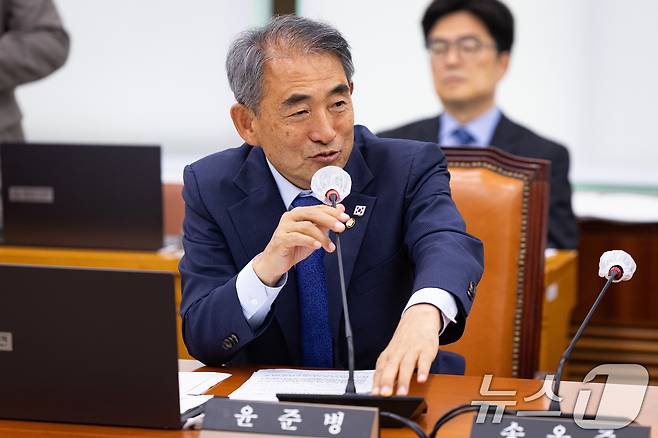 윤준병 국회 농림축산식품해양수산위원회 더불어민주당 신임 간사가 14일 서울 여의도 국회에서 열린 농림축산식품해양수산위원회 전체회의에서 신임 간사로 선임된 후 인사말을 하고 있다. 2025.10.14/뉴스1 ⓒ News1 유승관 기자