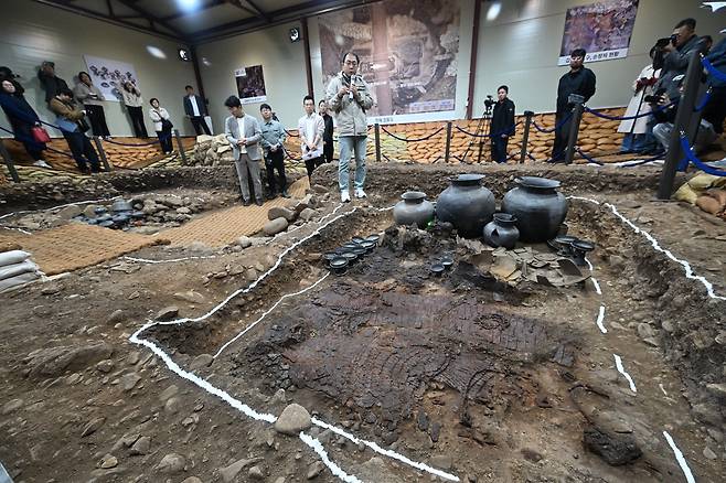 경주 황남동 120호분 목곽묘 발굴조사 기자간담회에서 부곽을 설명하는 김헌석 학예연구사(국가유산청 제공)