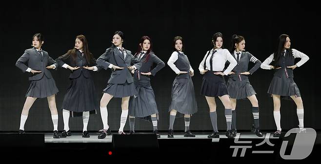 하츠투하츠(Hearts2Hearts)가 20일 서울 용산구 블루스퀘어에서 가진 첫 미니앨범 ‘FOCUS’(포커스)를 발매 쇼케이스에서 타이틀 곡 ‘포커스’를 선보이고 있다. 2025.10.20/뉴스1 ⓒ News1 권현진 기자