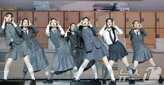 하츠투하츠(Hearts2Hearts)가 20일 서울 용산구 블루스퀘어에서 가진 첫 미니앨범 ‘FOCUS’(포커스)를 발매 쇼케이스에서 타이틀 곡 ‘포커스’를 선보이고 있다. 2025.10.20/뉴스1 ⓒ News1 권현진 기자