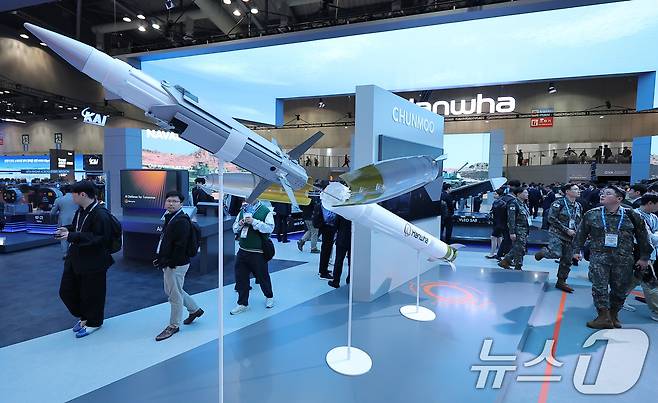 20일 경기 고양시 킨텍스에서 열린 서울국제항공우주 및 방위산업 전시회 'ADEX 2025'에서 한화부스를 찾은 관람객들이 배회형 정밀유도무기 L-PGW를 살펴보고 있다.  2025.10.20/뉴스1 ⓒ News1 김성진 기자