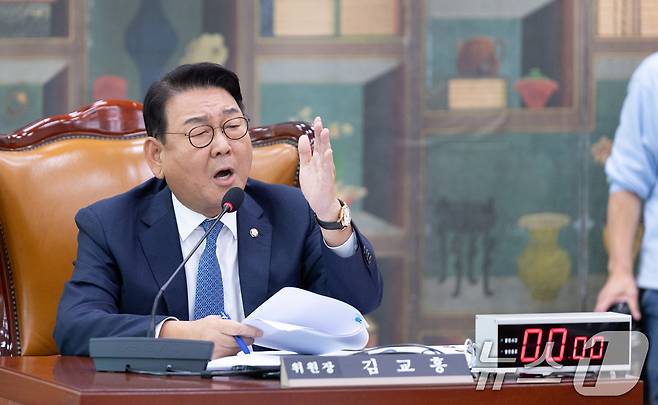 20일 서울 여의도 국회에서 열린 문화체육관광위원회 사행산업통합감독위원회 등에 대한 국정감사에 출석해 김교흥 위원장이 질의하고 있다. 2025.10.20/뉴스1 ⓒ News1 이승배 기자