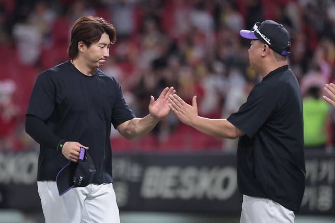 KIA 이범호 감독(오른쪽)과 주장 나성범은 흔들리는 팀을 안정시킬 묘안을 찾아야 한다. 사진 | KIA 타이거즈