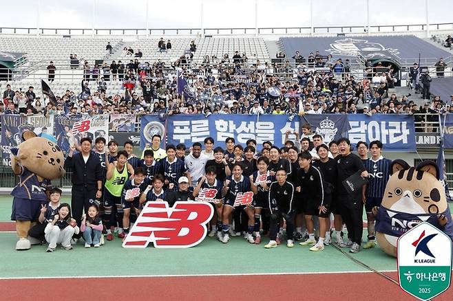 서울 이랜드 선수단이 부산전에서 승리한 뒤 단체 사진을 촬영하고 있다. 사진 | 한국프로축구연맹