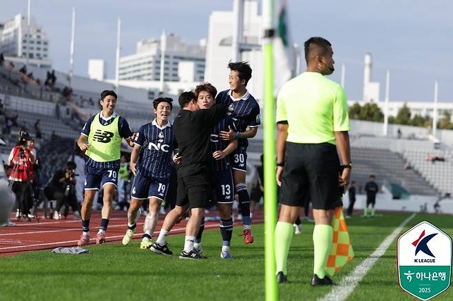 서울 이랜드 차승현(가운데)이 부산전에서 쐐기골을 넣고 환호하고 있다. 사진 | 한국프로축구연맹