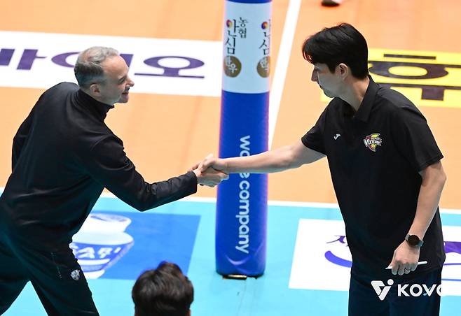 마우리시오 파에스(왼쪽) 감독과 권영민 감독. 사진 | 한국배구연맹
