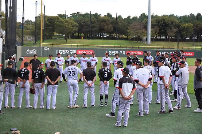 LG 선수단이 15일 이천 LG챔피언스파크에서 열린 자체 청백전에 앞서 미팅을 진행하고 있다. 사진 | LG 트윈스