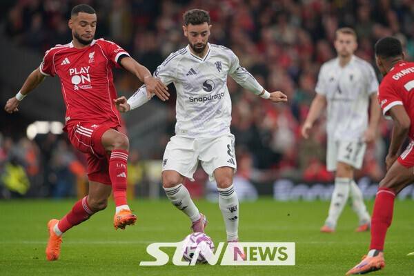 맨체스터 유나이티드 미드필더 브루누 페르난드스가 20일(한국시간) 영국 리버풀에 위치한 안 필드에서 열린 2024~25시즌 잉글리시 프리미어리그(EPL) 8라운드 리버풀 FC와의 경기에서 볼을 드리블하고 있다. /사진=뉴시스(AP)