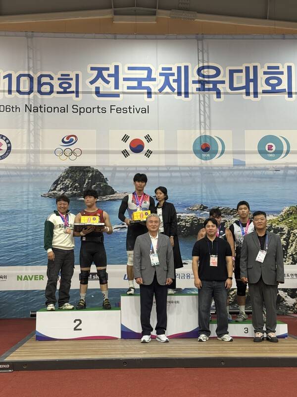 완도고 김태양 선수와 이안토니 선수가 시상대 위에서 사진을 찍고 있다./사진=전남도교육청