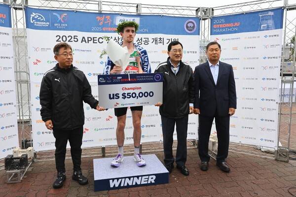 퍼갈 커틴(아일랜드)이 2025 경주국제마라톤에서 2시간7분54초의 기록으로 정상에 올랐다. /사진=경주시청