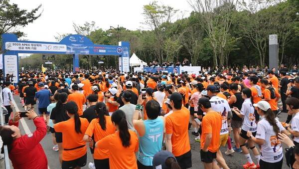 지난 18일 경주시가 시민운동장 등 경주 일원에서 열린 '동아일보 2025 경주국제마라톤대회'가 성황리에 마무리됐다고 밝혔다.(퍼갈 커틴(아일랜드)이 2025 경주국제마라톤에서 2시간7분54초의 기록으로 정상에 올랐다.). /사진=경주시청