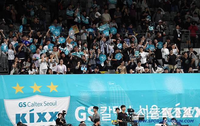 19일 장충체육관에서 열린 V리그 GS칼텍스와 IBK기업은행의 경기. 승리한 GS칼텍스 팬들이 기뻐하고 있다. 장충=박재만 기자 pjm@sportschosun.com/2025.10.19/