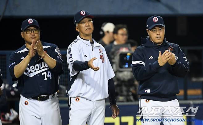 30일 잠실구장에서 열린 LG 트윈스와 두산 베어스의 경기. 승리한 두산 조성환 대행이 기뻐하고 있다. 잠실=박재만 기자 pjm@sportschosun.com/2025.09.30/