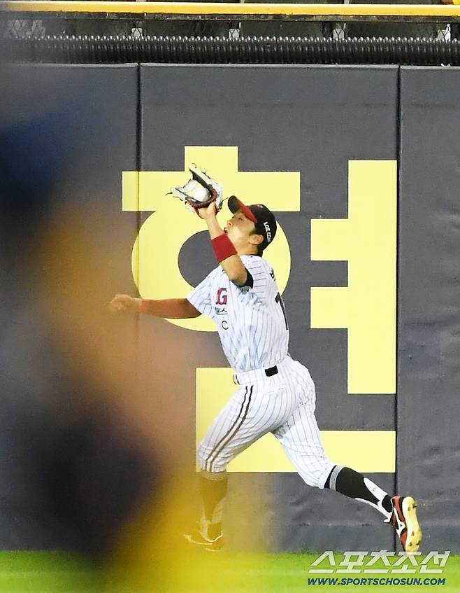 1일 잠실구장에서 열린 LG 트윈스와 NC 다이노스의 경기. 6회초 2사 만루 NC 권희동 안타성 타구를 LG 중견수 박해민이 잡아내고 있다. 잠실=박재만 기자 pjm@sportschosun.com/2025.10.01/