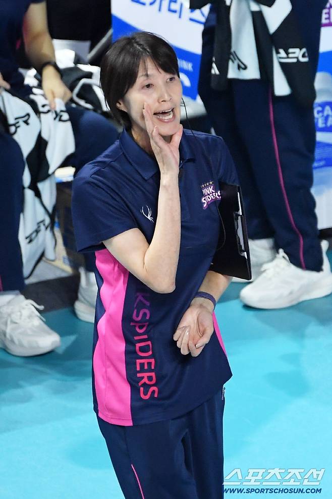 18일 인천 삼산월드체육관 열린 V리그 흥국생명과 정관장의 경기. 흥국생명 요시하라 토모코 감독이 작전 지시를 하고 있다. 인천=박재만 기자 pjm@sportschosun.com/2025.10.18/