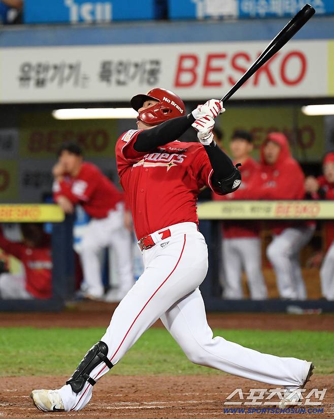14일 대구 라이온즈파크에서 열린 삼성과 SSG의 준PO 4차전. SSG 류효승이 타격을 하고 있다. 대구=박재만 기자 pjm@sportschosun.com/2025.10.14/