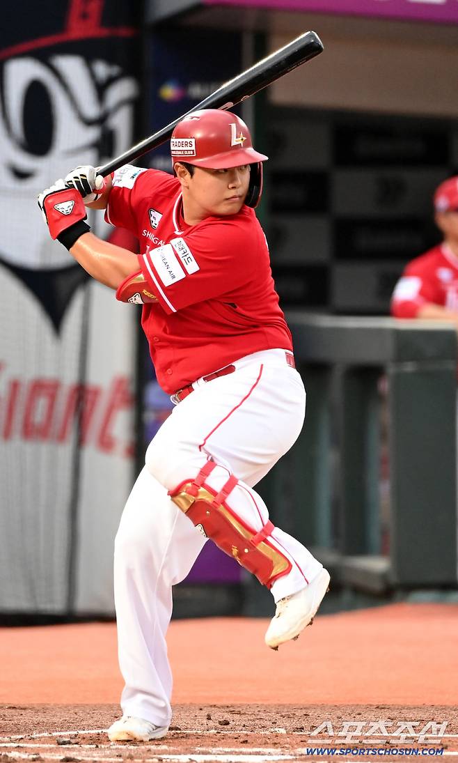 8일 부산 사직야구장에서 열린 SSG와 롯데의 경기, SSG 현원회가 타격을 하고 있다. 부산=허상욱 기자wook@sportschosun.com/2025.08.08/