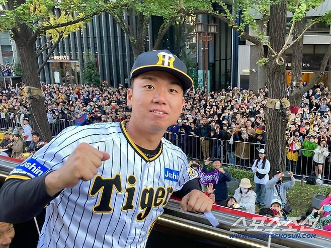 한신은 2023년에 이어 2년 만의 재팬시리즈 우승을 노린다. 2023년 우승 퍼레이드 도중 포즈를 취한 에이스 무라카미. 사진캡처=한신 타이거즈 SNS