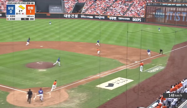 타구가 베이스를 맞기 전 산책주루를 펼치는 최재훈. ⓒTVING