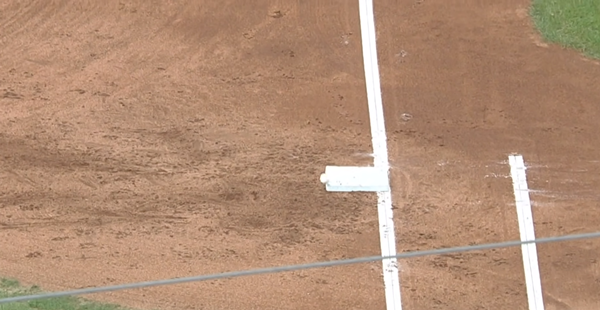 1루 베이스를 맞는 최재훈의 타구. ⓒTVING