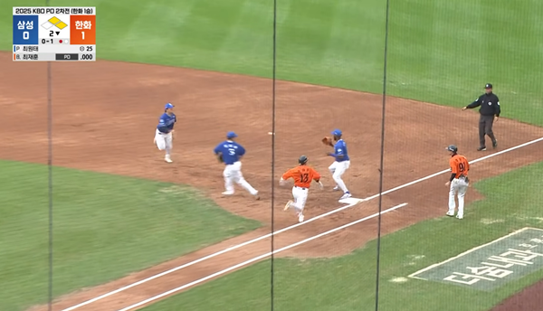 1루에서 아웃되는 최재훈. ⓒTVING