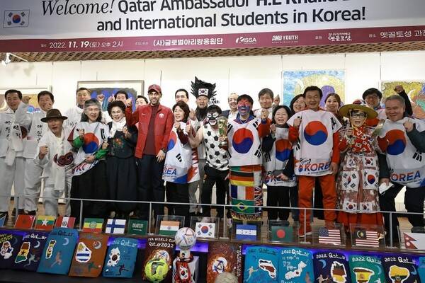 2022 카타르 월드컵&nbsp; 응원 출국에 앞서 권태균 단장이 운영하는 경기도 과천의 옛골토성에서 응원단들이 출정식을 하고 있다.&nbsp;샤진=글로벌 아리랑 응원단 제공