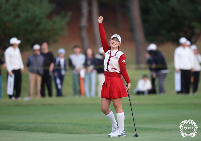 이율린이 19일 경기 양주 레이크우드 컨트리클럽 18번홀에서 열린 KLPGA 투어 상상인·한경 와우넷 오픈 연장 5차전에서 버디 퍼트에 성공해 우승을 확정한 뒤 기뻐하고 있다./KLPGA