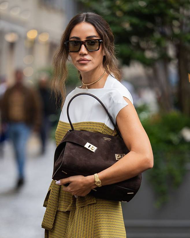 스웨이드 버전의 다양한 시그니처 디자인 가방들도 새 쇼핑리스트에 추가할 것! - Christian Vierig//Getty Images