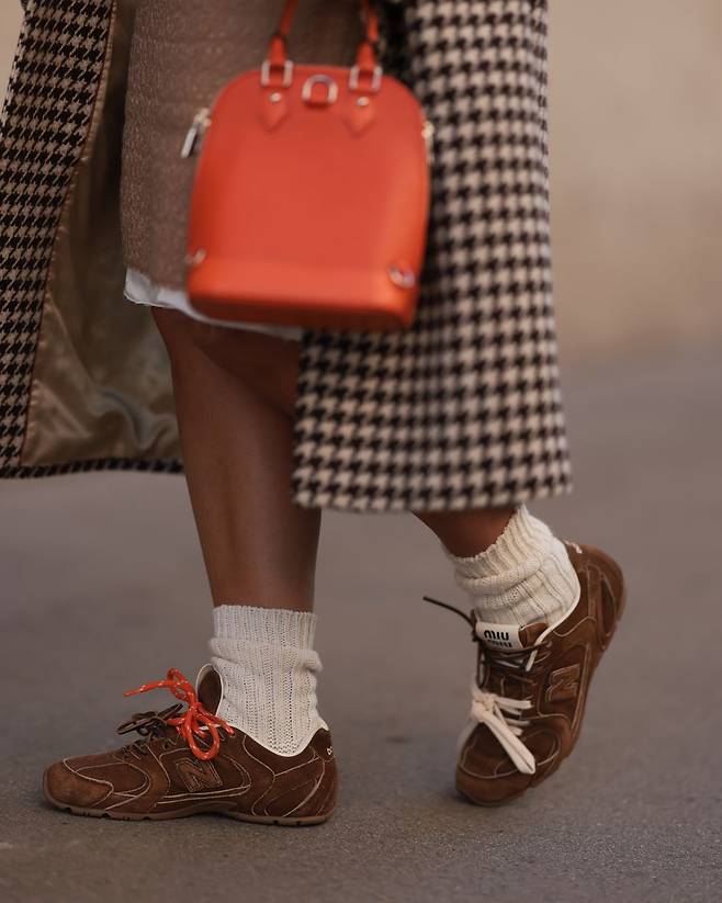 패션 아이템으로 완전히 자리잡은 스니커즈에 스웨이드 더하기 - Jeremy Moeller//Getty Images