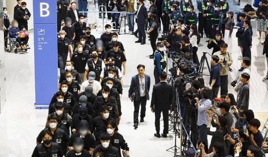 지난 18일 인천국제공항에 캄보디아 범죄단체에 가담해 구금됐던 한국인들이 송환되고 있다. 연합뉴스.