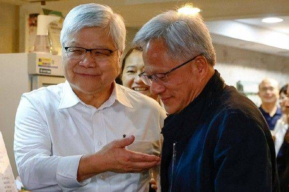 젠슨 황(사진 오른쪽) 엔비디아 CEO와 웨이저자 TSMC 회장이 지난 5월 17일 대만 타이베이 레스토랑에서 만난 모습.ⓒ연합뉴스