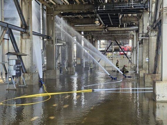 지난 17일 오전 울산시 남구 SK에너지 수소 제조 공정에 불이 나 여러 명이 다쳤다. 사진은 소방관들이 불이 난 공정에 물을 뿌려 냉각 작업을 벌이고 있다. ⓒ연합뉴스