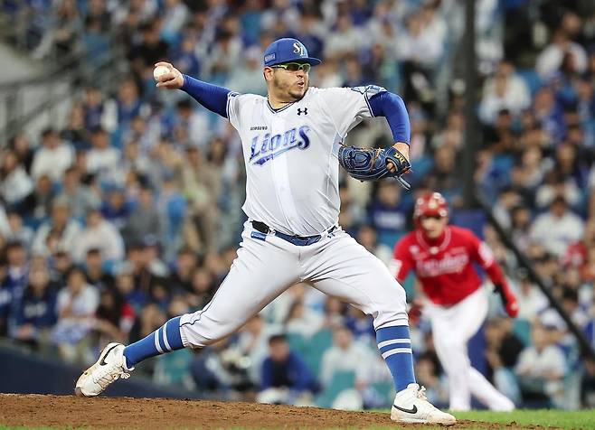 삼성 후라도는 14일 안방 대구에서 열린 SSG와의 준플레이오프 4차전에서 7이닝 무실점으로 가을야구 들어 첫 무실점 투구를 해 8회 역전승의 발판을 놨다. 대규=뉴스1