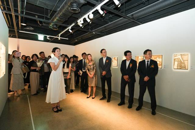 이정원(오른쪽 세번쩨부터) 효성 커뮤니케이션실장, 송형종 서울문화재단 대표이사, 이재석 예술의전당 사장 직무대행이 지난 17일 서울 서초구 예술의전당 한가람미술관에서 ‘감각의 서사’ 전시를 관람하고 있다. 효성 제공