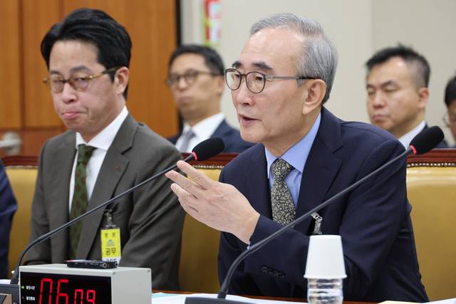 김영섭 KT 대표가 지난달 24일 국회 과학기술정보방송통신위원회에서 열린 통신·금융 대규모 해킹사고에 대한 청문회에서 위원 질의에 답하고 있다. 연합뉴스